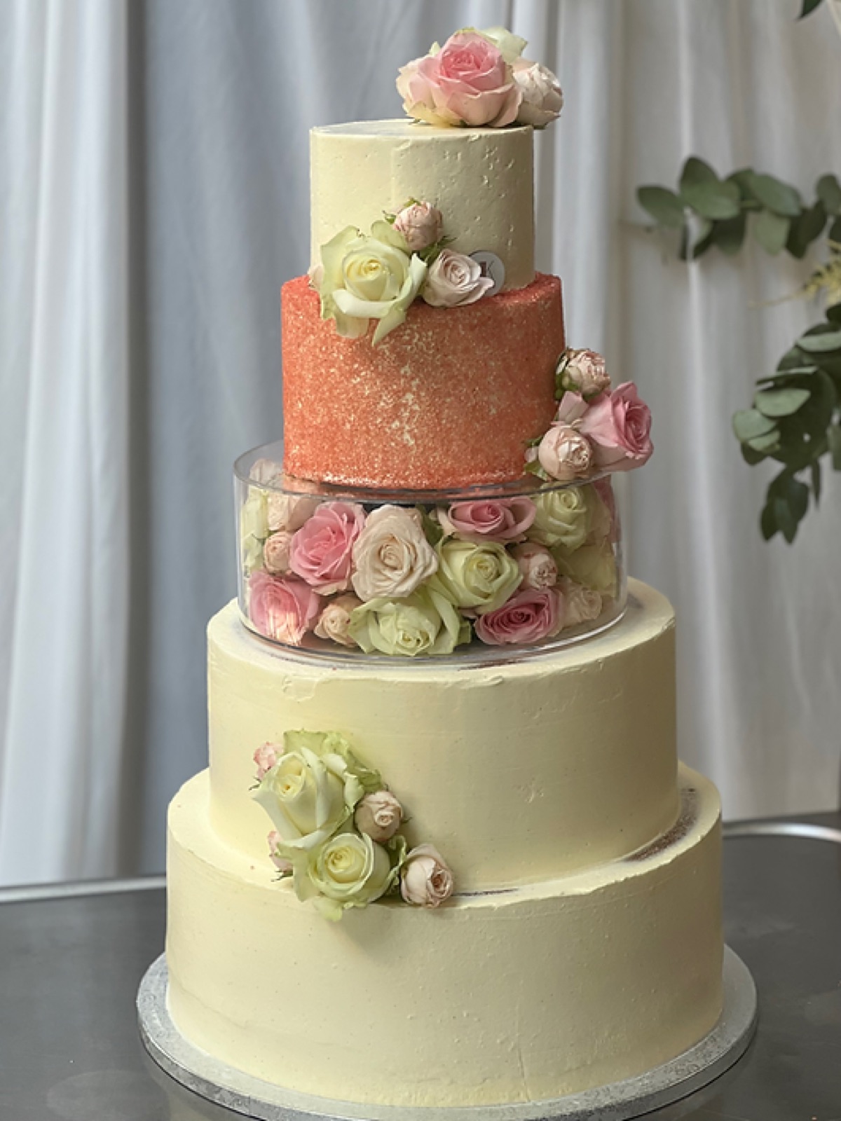 Pièce montée de mariage à cinq étages, roses fraîches