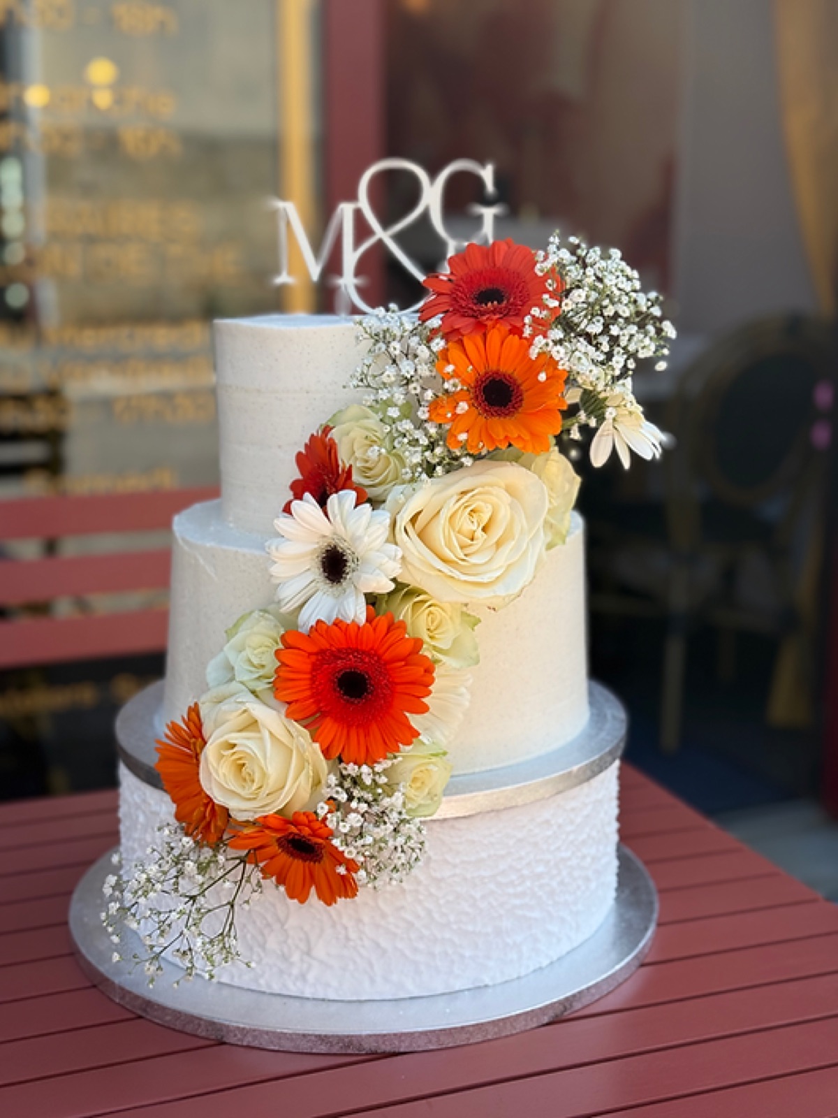 Wedding cake trois étages, cascade de gerberas