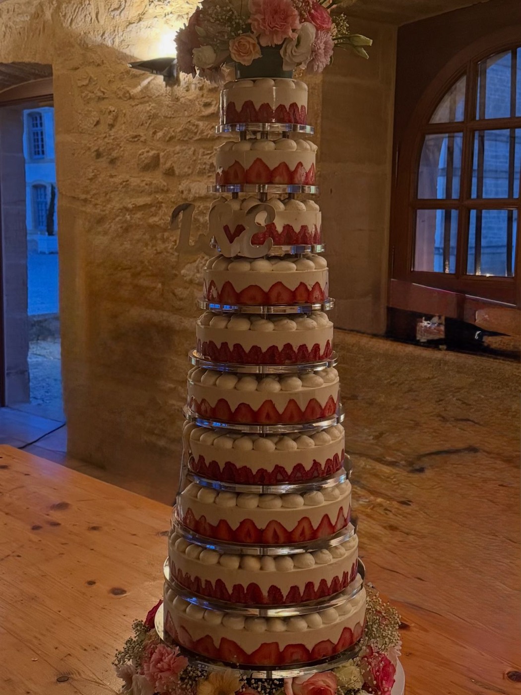 Pièce montée Boîte Bleue de dix étages, fraisier aux fraises fraîches, décorée de fleurs